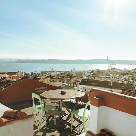 Olympo Shared Flat With Amazing River View بيت ضيافة