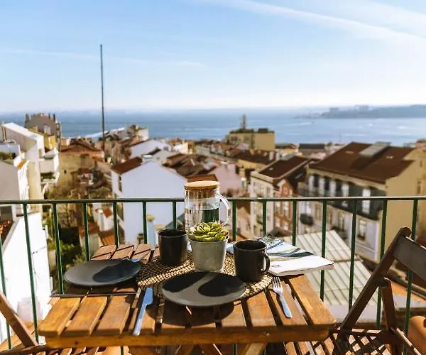 Olympo Shared Flat With Amazing River View بيت ضيافة