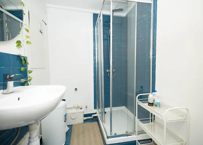 Olympo Shared Flat With Amazing River View بيت ضيافة *