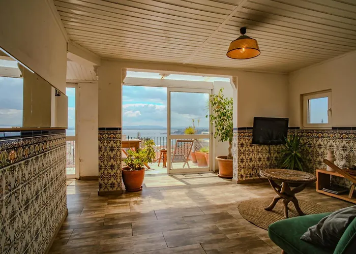 Olympo Shared Flat With Amazing River View بيت ضيافة