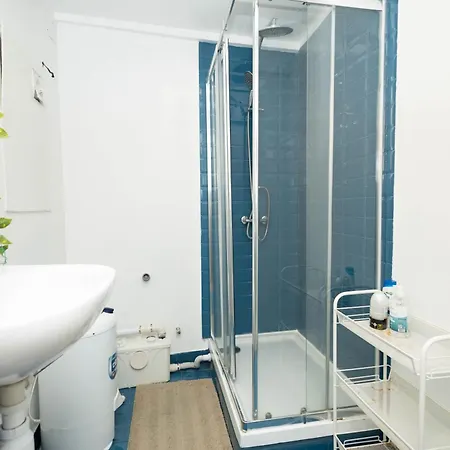 Olympo Shared Flat With Amazing River View 게스트하우스 *